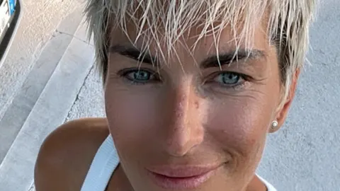 Portret Nike Fleiss s kratkom plavom kosom i plavim očima