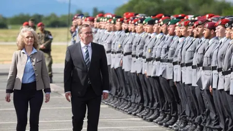 Boris Pistorius i pratnja koračaju pored stroja vojnika u sivoj uniformi