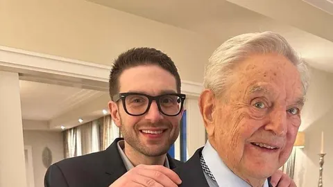 Portret Georgea i Alexa Sorosa koji se smiješe u zatvorenom prostoru