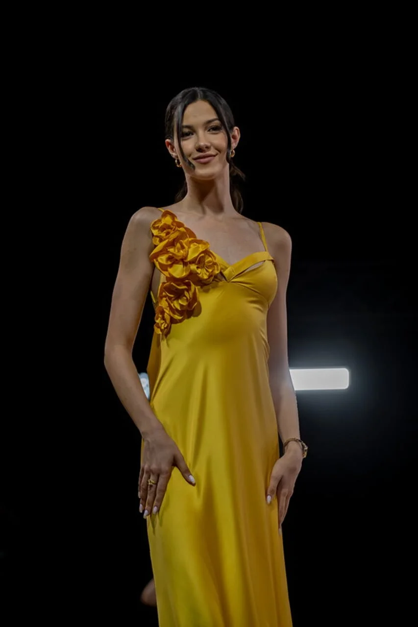 Portret mlade žene u elegantnoj žutoj satinskoj haljini