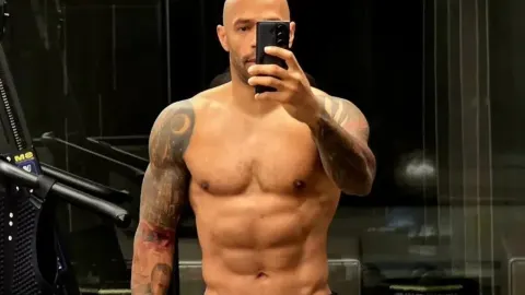 Thierry Henry bez majice pokazuje mišićavu figuru u teretani pred ogledalom.