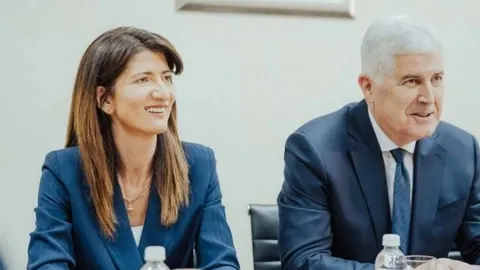 Darijana Filipović i muškarac u poslovnim odelima tijekom sastanka