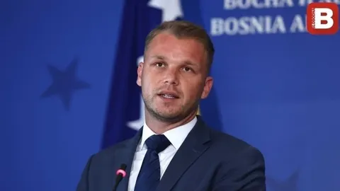 Draško Stanivuković u tamnom odelu i plavoj kravati na konferenciji