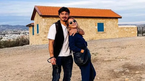Marijana Batinić i Matej Pašalić ispred kamene kuće