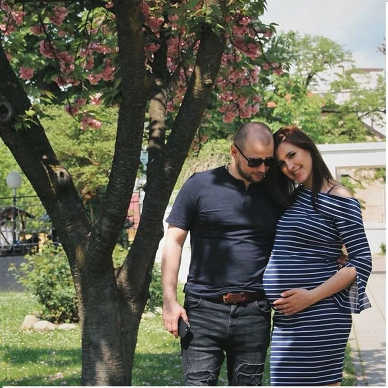 Trudna Ricarda i Alan Hržica pored cvjetnog drveta