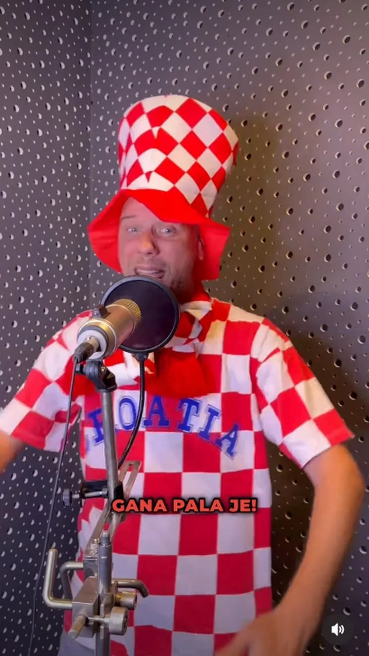Luka Bulić u kockastoj majici i šeširu ispred mikrofona