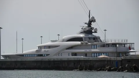 Velika bijela luksuzna jahta Graceful usidrena uz betonski mol