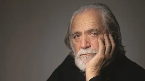 Portret glumca Rade Šerbedžije s bijelom bradom i ozbiljnim izrazom lica