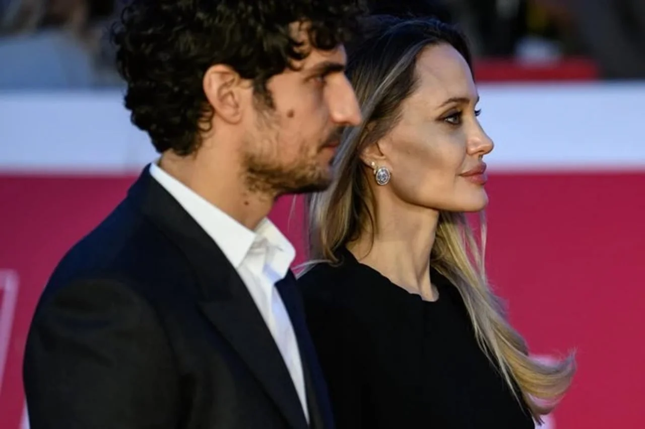 Profil Anđeline Džoli pored muškarca u tamnom odelu