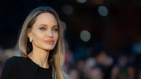 Portret Anđeline Džoli u crnoj haljini sa blagim osmijehom