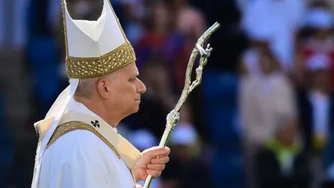 Papa Lav XIV. u bijelom liturgijskom odjevanju s mitrom i štapom
