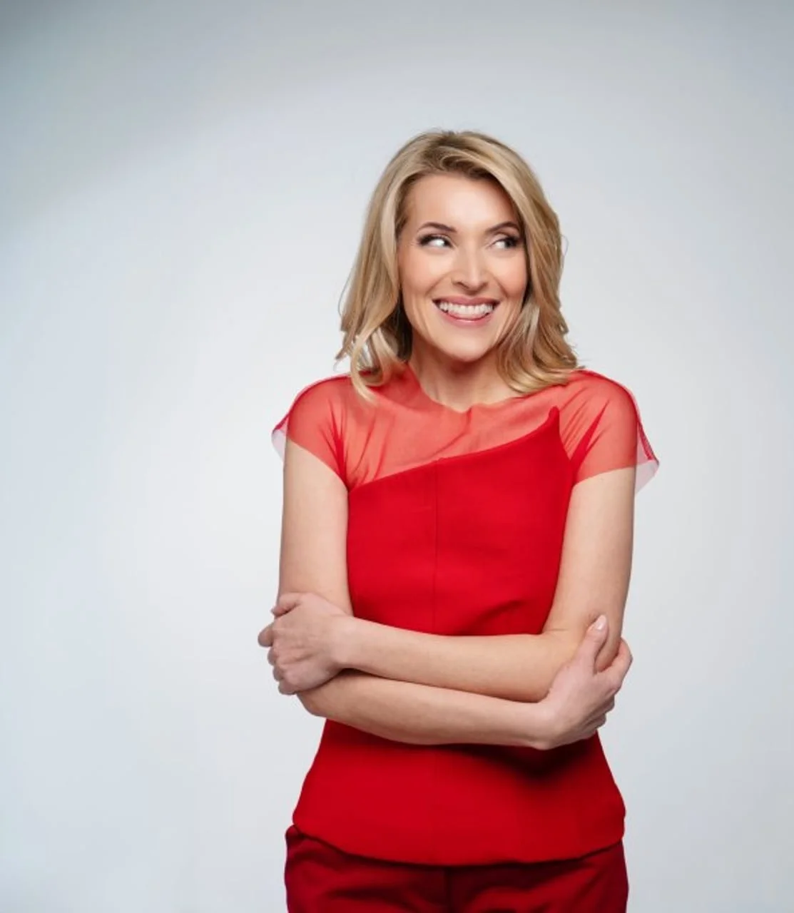 Portret nasmijane Anđelke Stević Žugić u crvenom outfitu