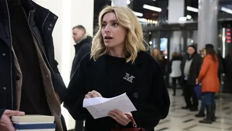 Glumica Anđelka Stević Žugić u crnom kaputu drži papir u rukama