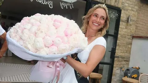 Donna Vekić u bijeloj haljini s krunom i velikim buketom ružičastih cvijeća