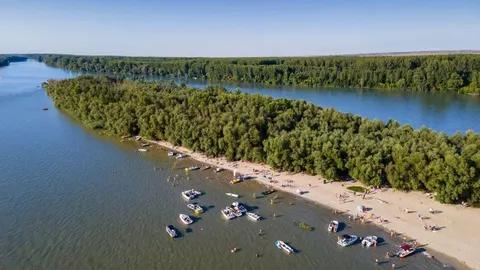 Zračni snimak pješčanog spruda na Dunavu s ljudima i čamcima