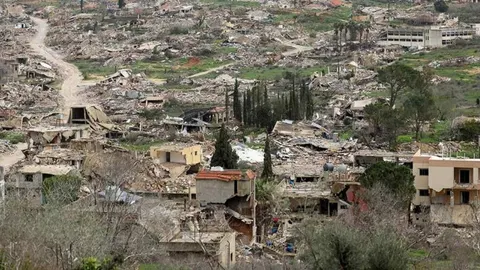 Pogled s visine na razorena sela i ruševine zgrada u južnom Libanonu