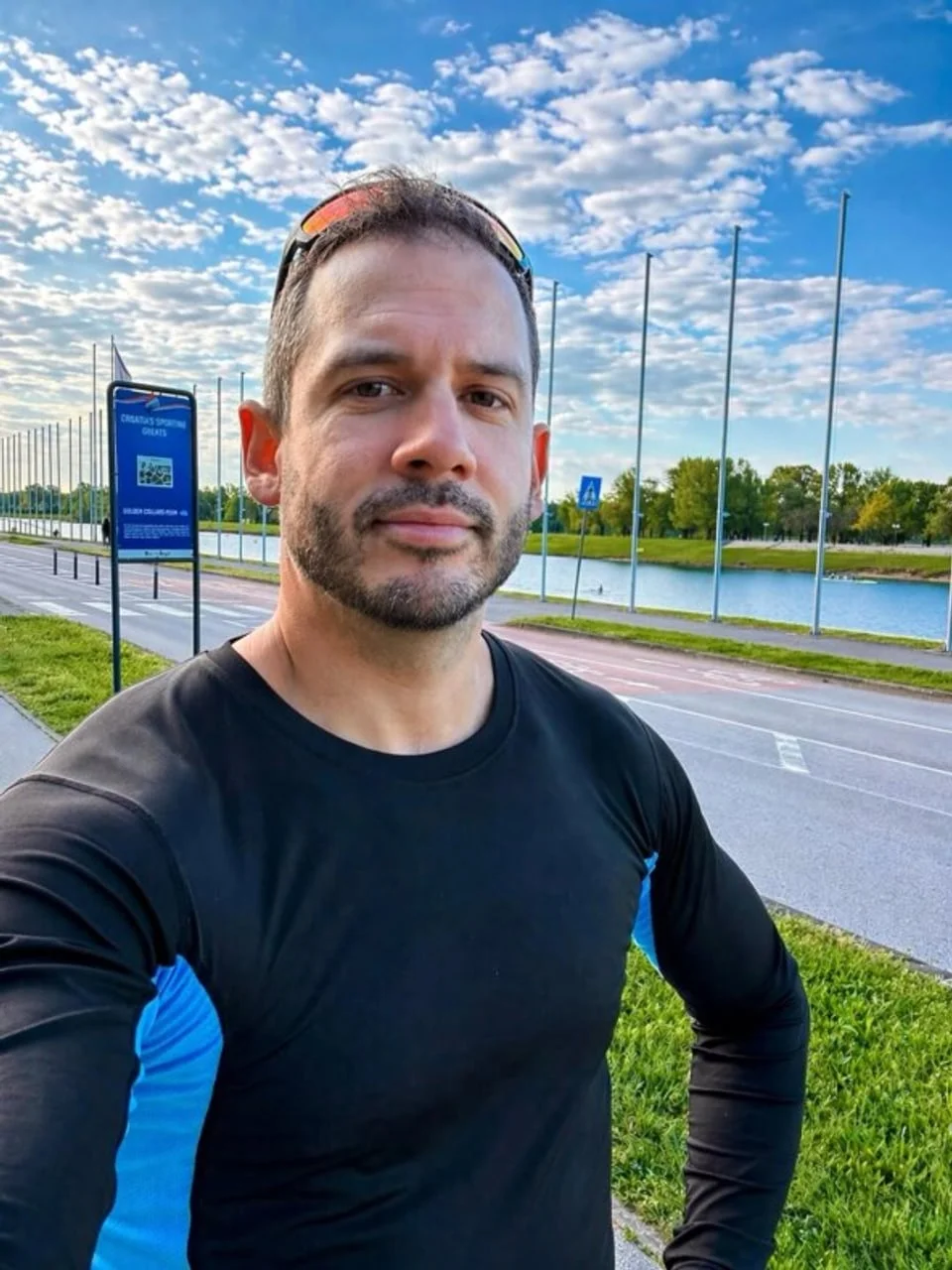 Portret Borisa Rogoznice u crnoj sportskoj majici na otvorenom