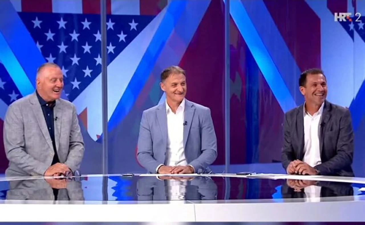 Trojica muškaraca u sakoima sjede za stolom u studiju