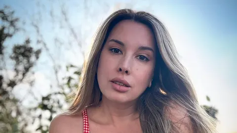 Krupni plan lica Nives Celzijus s dugom smeđom kosom
