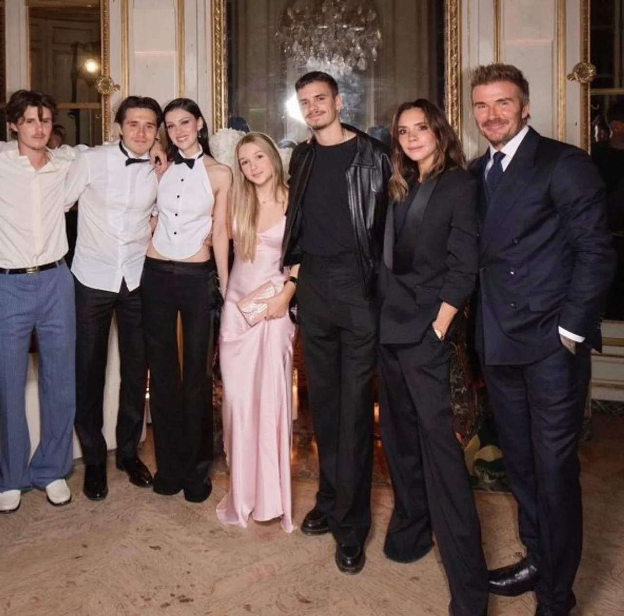 Obitelj Beckham i Nicola Peltz poziraju zajedno