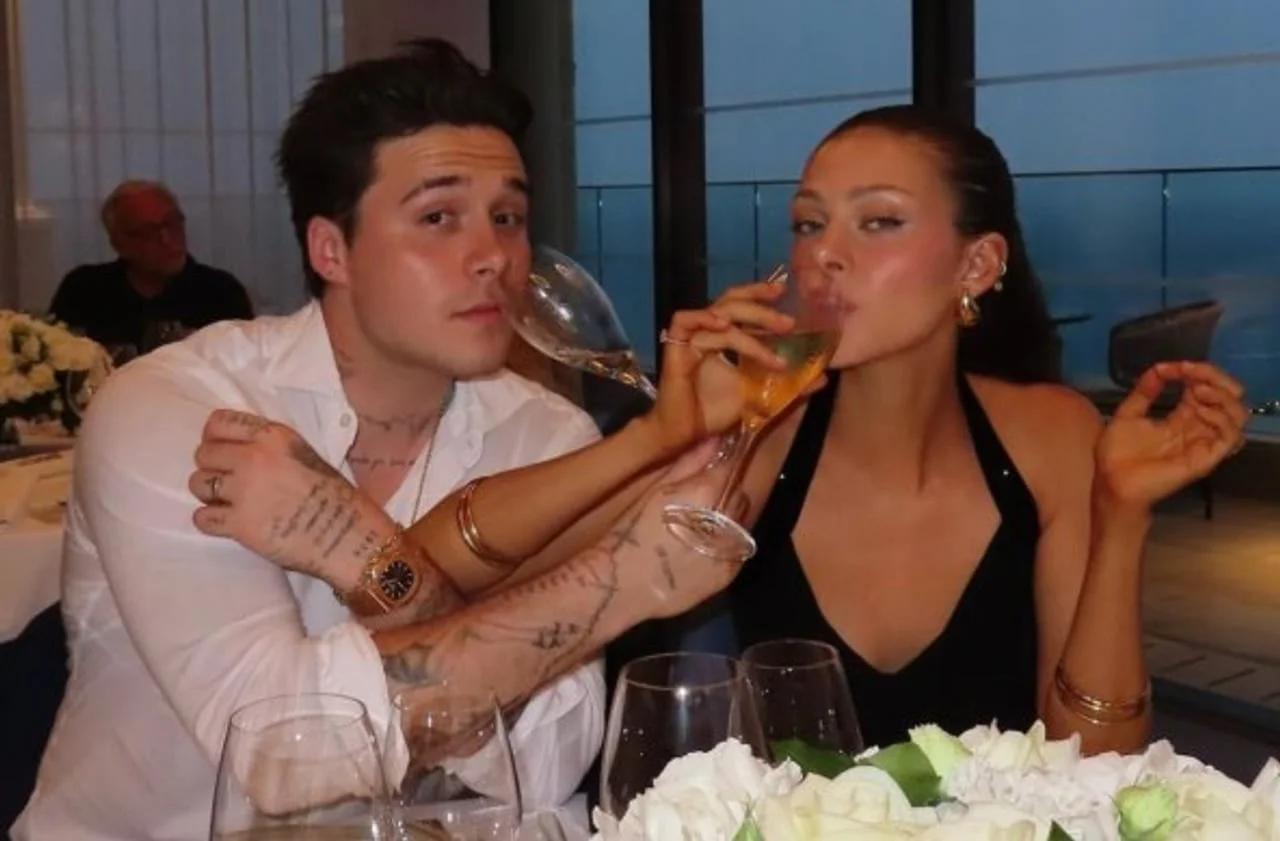 Brooklyn Beckham i Nicola Peltz za stolom s pićem