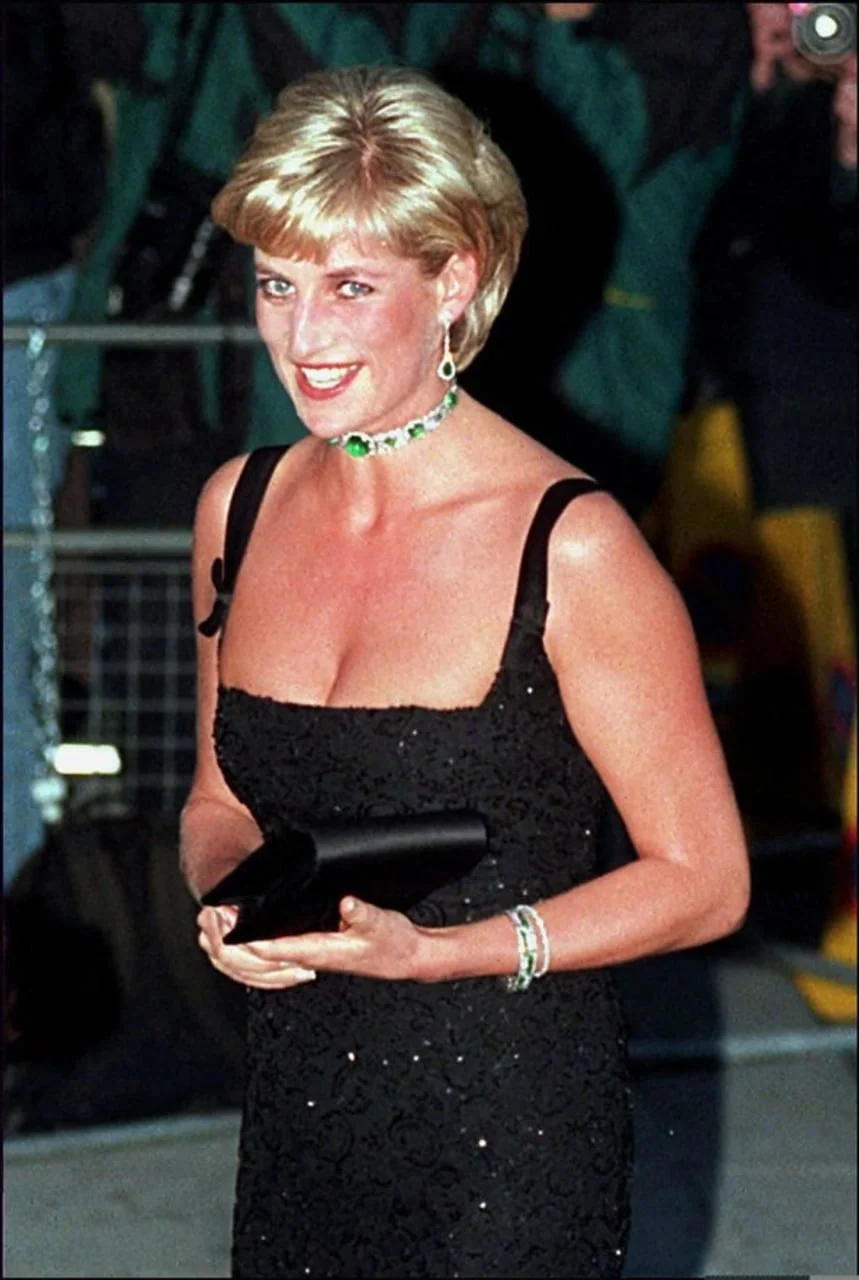 Princeza Diana u elegantnoj crnoj haljini s nakitom od smaragda