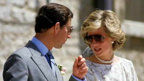 Princ Charles i princeza Diana u razgovoru na otvorenom