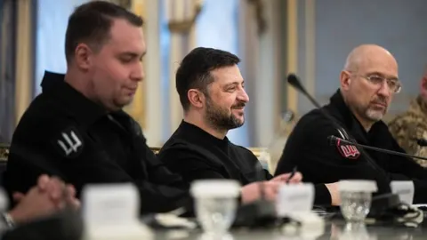 Predsjednik Volodimir Zelenski i njegovi suradnici na službenom sastanku