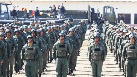Redovi vojnika u zelenim uniformama i kacigama pred helikopterom
