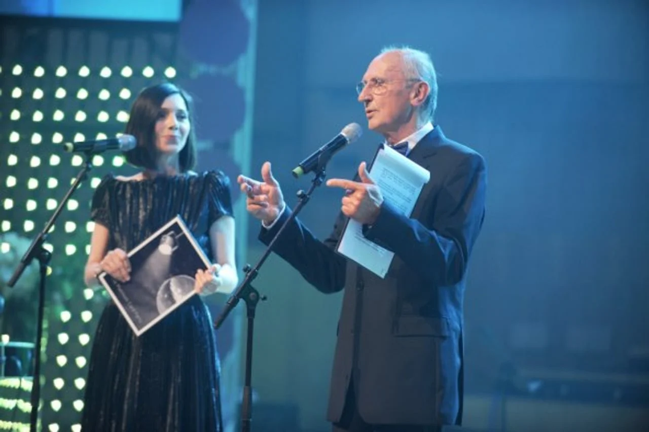 Oliver Mlakar i voditeljica s mikrofonima na pozornici