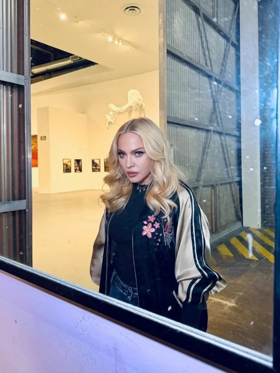 Madona u crnoj jakni s cvjetnim motivima u modernoj umjetničkoj galeriji
