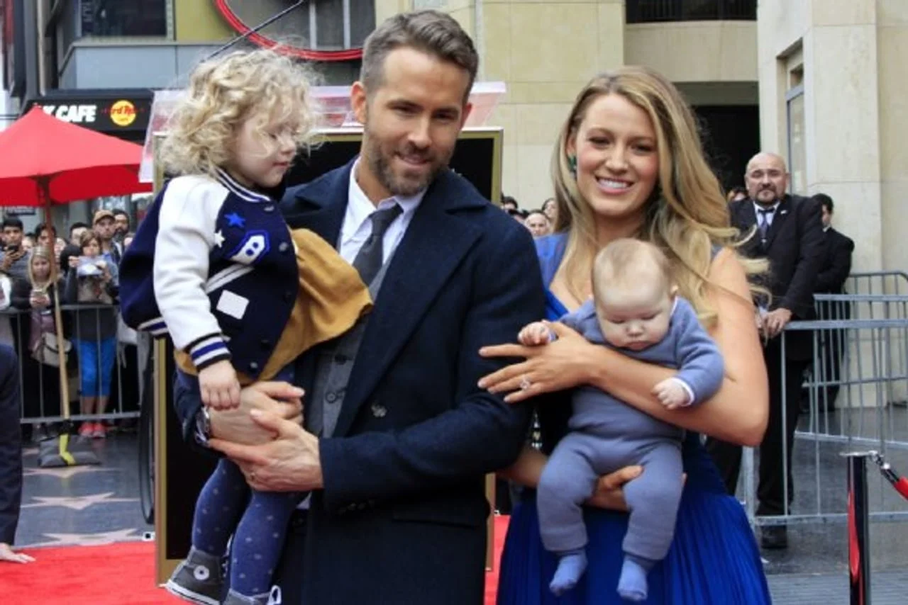 Ryan Reynolds i Blake Lively s dvoje male djece na crvenom tepihu