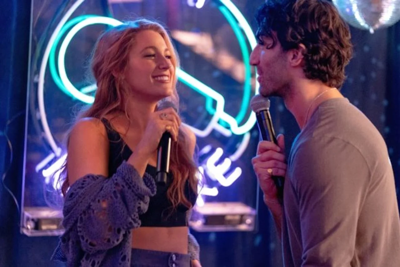 Blake Lively pjeva s muškarcem u klub s neonskim svjetlima