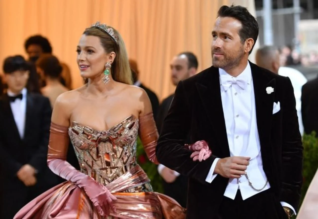 Blake Lively u raskošnoj haljini i Ryan Reynolds u crnom smokingu