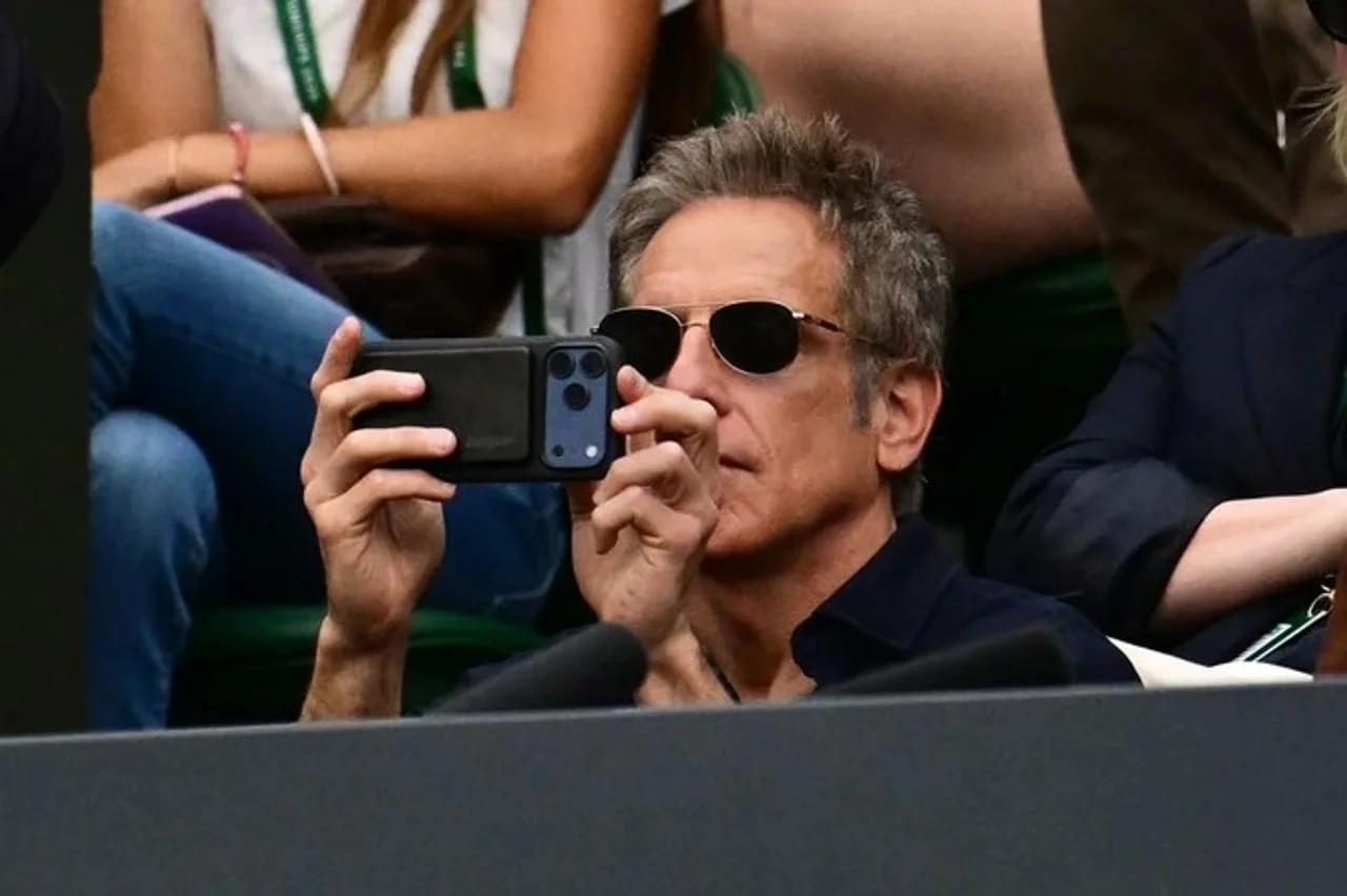 Ben Stiller u sunčanim naočalama fotografiše mobitelom s tribina