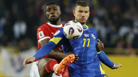 Edin Džeko u duelu za loptu tijekom nogometne utakmice reprezentacije