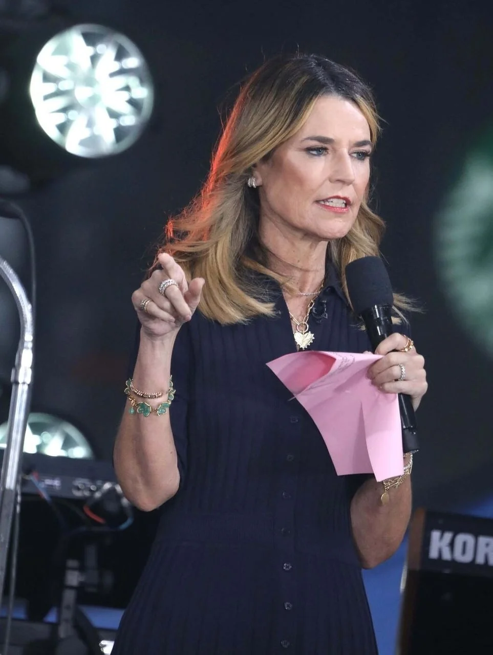 Savannah Guthrie drži mikrofon i ružičasti papir