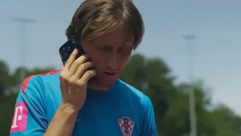 Luka Modrić u plavom treningu razgovara na mobitelu