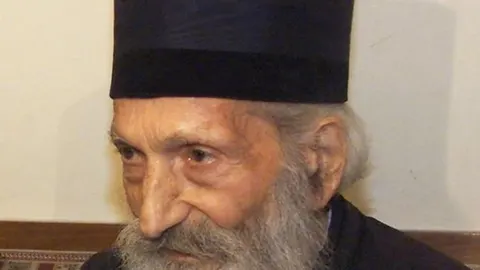 Portret starijeg pravoslavnog svećenika u crnoj kamilavki
