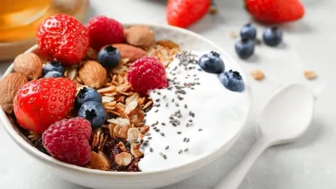 ZdHTZdB zdjelica s jogurtom, granola mješavinom, svjeBim bobičastim voSTB voćem i bademima