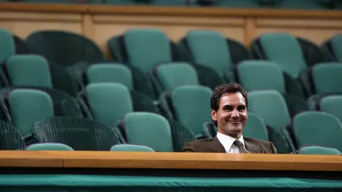 Rodžer Federer sjedi u praznoj loži s plavim sjedalima