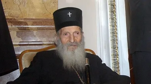 Portret patrijarha Pavla u crnom odeći i kamilavci s križom