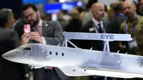 Detaljan maketni modelaviona GlobalEye u sivoj digitalnoj kamuflaži