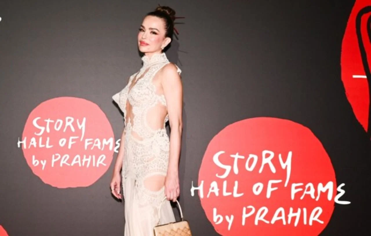 Severina u bijeloj svečanoj haljini ispred Story Hall of Fame zida