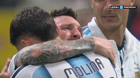 Lionel Messi u suzama grli suigrača u dresu Argentine