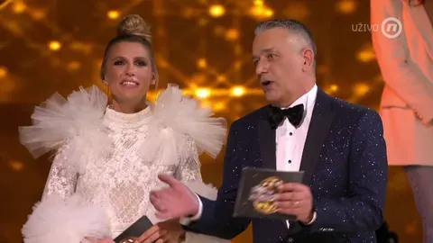 Glumac Igor Mešin u tamnom odelu s leptir mašnom na sceni