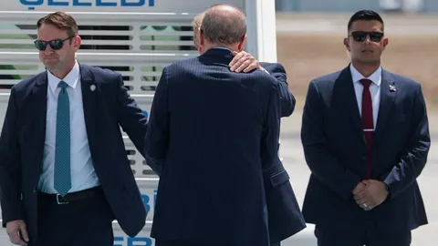 Donald Trump i Recep Tayyip Erdogan u zagrljaju pored zrakoplova