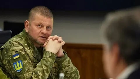 Valerij Zalužni u vojnoj uniformi s ukrajinskim amblemom na ramenu