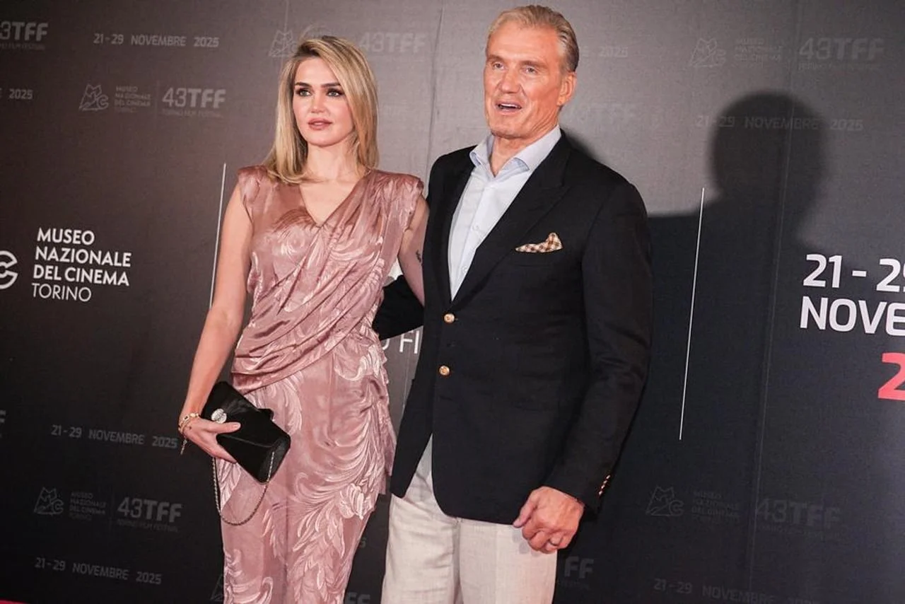 Dolph Lundgren i Emma Krokdal šetaju ulicom u Rimu prolazeći pored taksija.