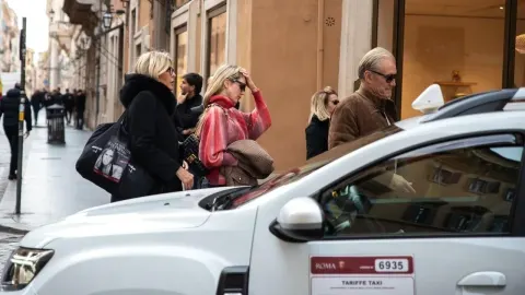 Dolph Lundgren i Emma Krokdal stoje na crvenom tepihu na filmskom festivalu.